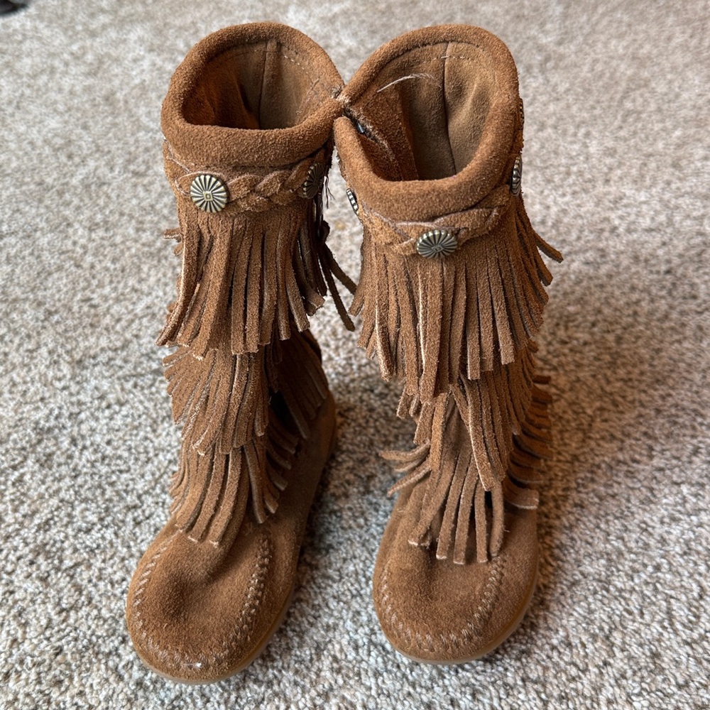 Minnetonka | Kids Tan Fringe Boots - Picture 9 of 11
